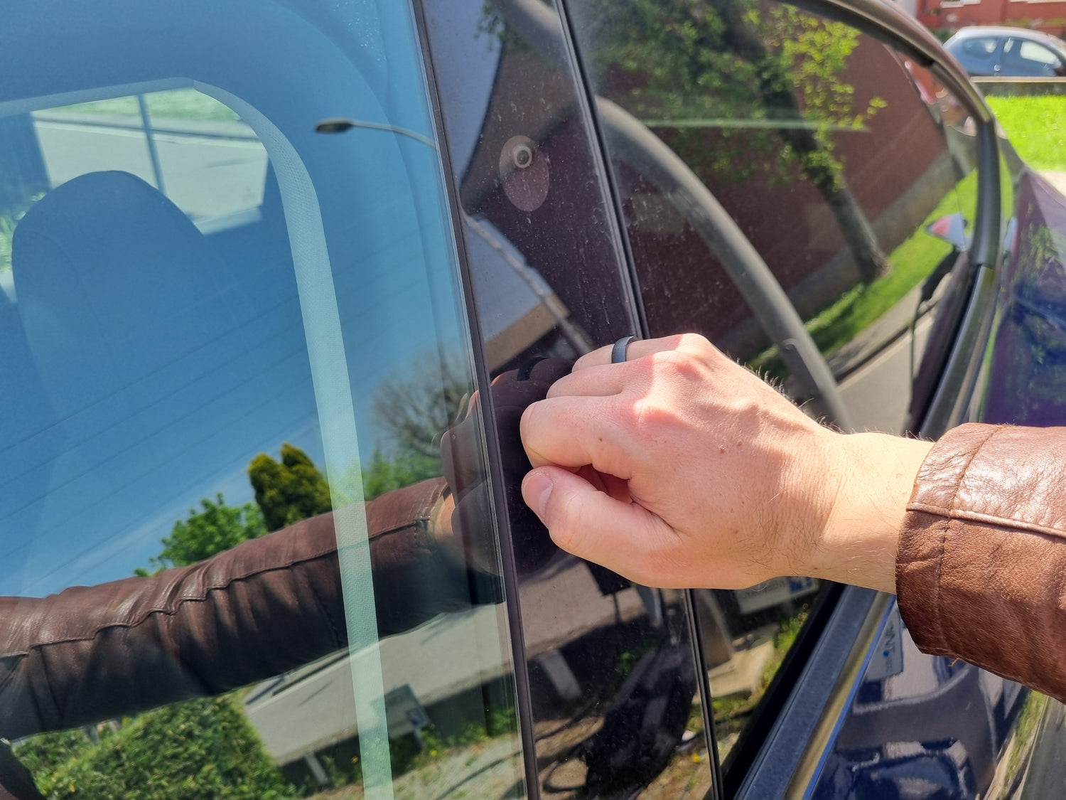 Anello indossato che apre la porta di una macchina Tesla